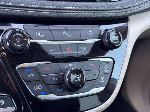 Used 2024 Chrysler Pacifica Limited FWD image 28