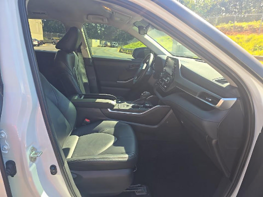 Used 2022 Toyota Highlander L FWD image 9