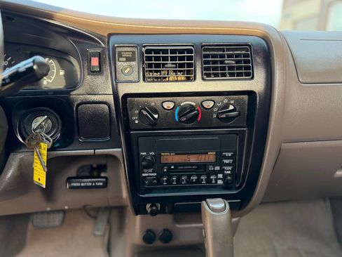 Used 2002 Toyota Tacoma 2WD Regular Cab image 19