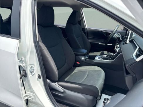 Certified 2025 Toyota RAV4 LE FWD image 32