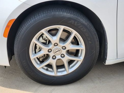 Used 2024 Chrysler Pacifica Touring-L FWD image 16