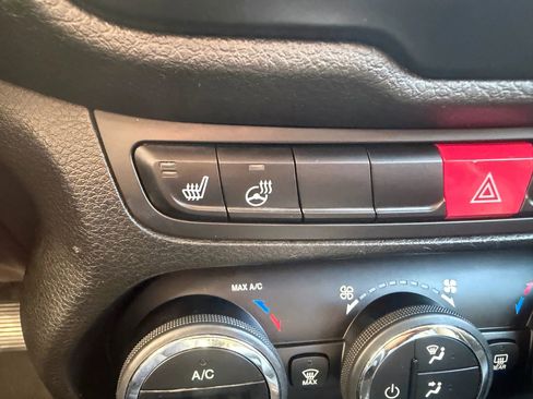 Used 2016 Jeep Renegade Limited image 20