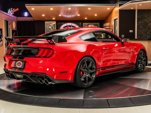 Used 2021 Ford Mustang Shelby GT500 w/ Carbon Fiber Track Pack RWD image 12