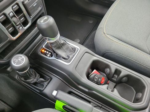 Used 2025 Jeep Wrangler Unlimited Sahara image 15