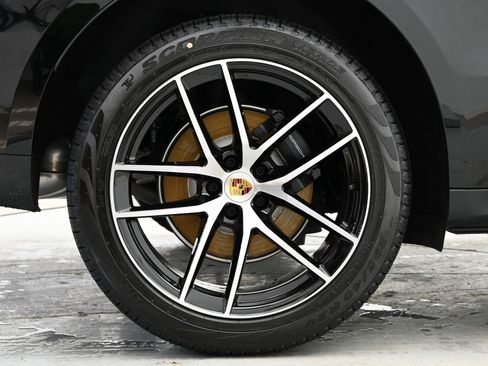 Used 2025 Porsche Macan image 17