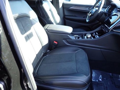 New 2025 Jeep Grand Cherokee L Laredo image 11