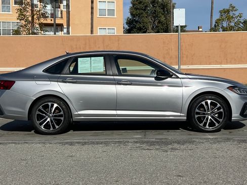 Certified 2025 Volkswagen Jetta Sport image 3