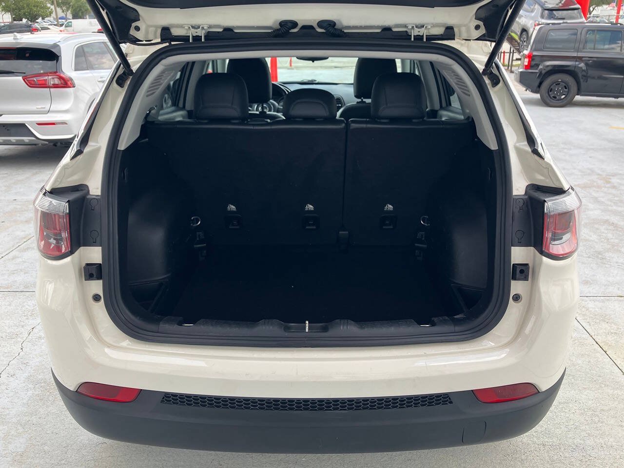 Used 2018 Jeep Compass Latitude w/ Popular Equipment Group AWD/4WD image 9