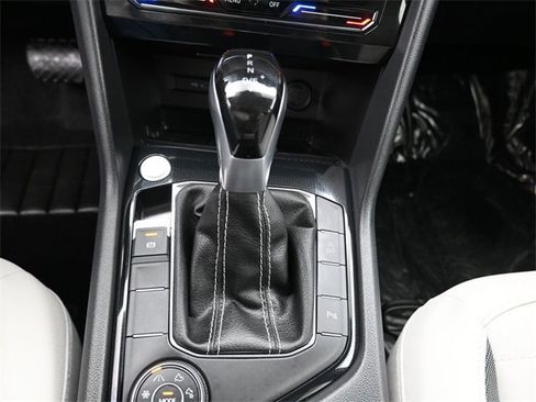 Certified 2025 Volkswagen Taos SE w/ Panoramic Sunroof Package image 25