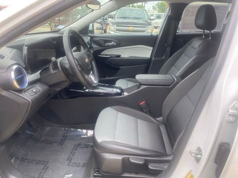 Used 2025 Chevrolet Trax LT w/ LT Convenience Package FWD image 12