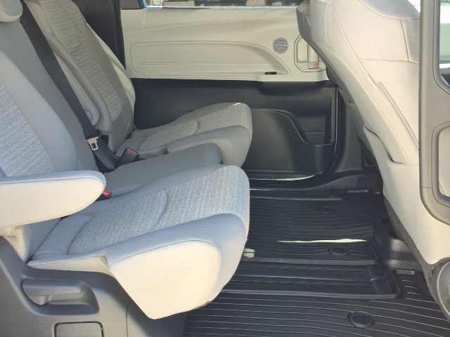 Used 2026 Toyota Sienna LE FWD image 20