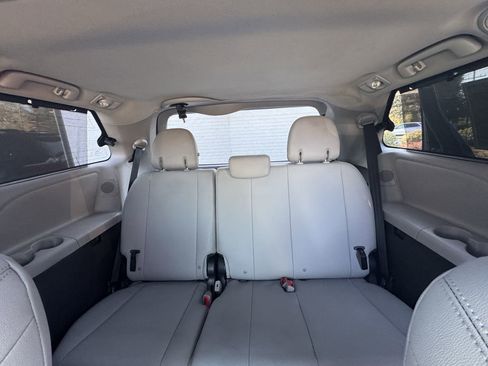 Used 2020 Toyota Sienna Limited Premium w/ Carpet Mat Package image 9