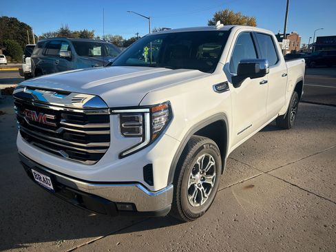 Used 2025 GMC Sierra 1500 SLT image 2
