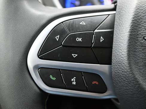 Used 2024 Chrysler Pacifica Touring-L FWD image 4