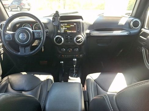 Used 2017 Jeep Wrangler Unlimited Sahara w/ Connectivity Group AWD/4WD image 18