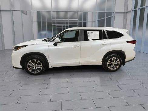 Used 2023 Toyota Highlander XLE AWD/4WD image 5