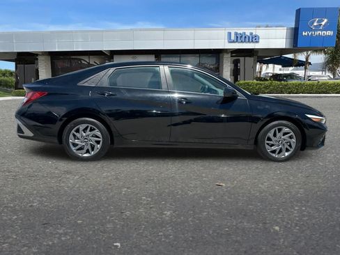 Used 2024 Hyundai Elantra SEL FWD image 9