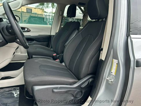 Used 2020 Chrysler Voyager L FWD image 26