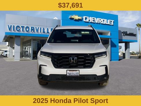 Used 2025 Honda Pilot Sport image 2