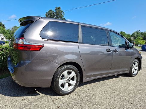 Used 2019 Toyota Sienna L image 6