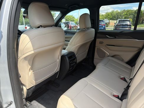 Certified 2025 Jeep Grand Cherokee Limited AWD/4WD image 13