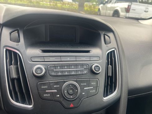 Used 2016 Ford Focus SE w/ Equipment Group 201A FWD image 12