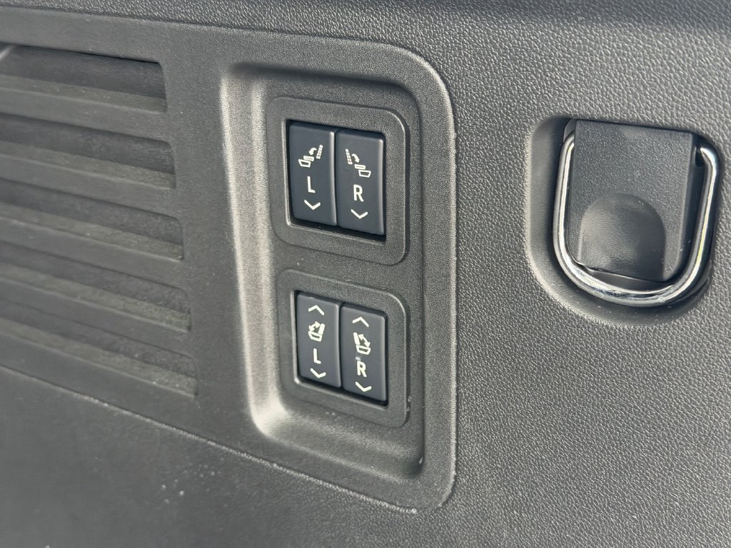 Used 2025 Buick Enclave Preferred w/ Power Package FWD image 17