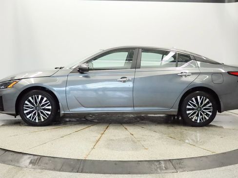 Used 2023 Nissan Altima 2.5 SV w/ SV Premium Package AWD/4WD image 2