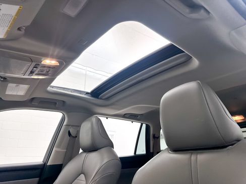 Used 2022 Toyota Highlander XLE FWD image 3