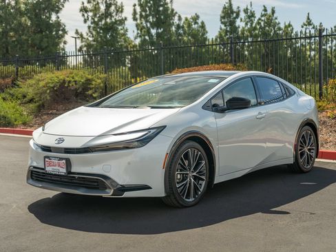 Used 2024 Toyota Prius XLE FWD image 5
