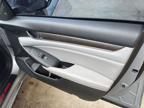 Used 2018 Honda Accord Touring image 14