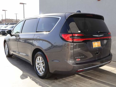 Used 2023 Chrysler Pacifica Touring-L FWD image 3