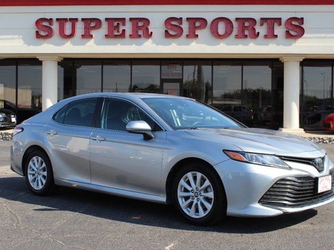 Used 2019 Toyota Camry LE image 1