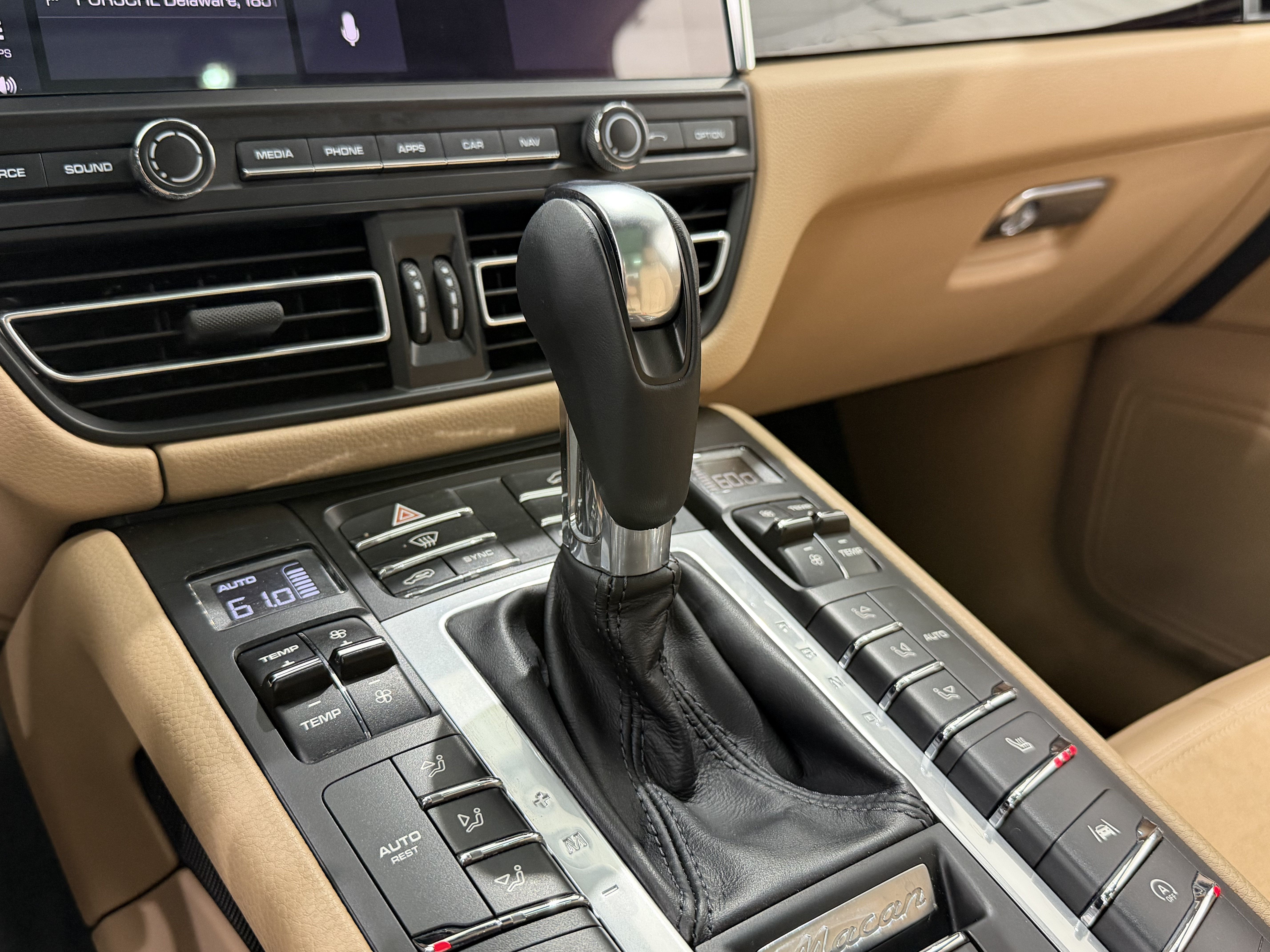 Certified 2021 Porsche Macan AWD/4WD image 34