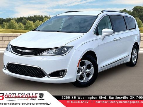 Used 2017 Chrysler Pacifica Touring-L Plus FWD image 1