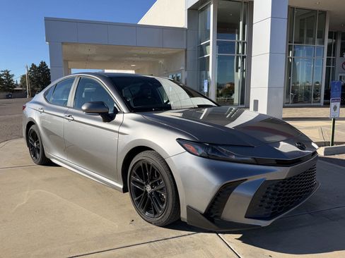 Used 2025 Toyota Camry SE image 7