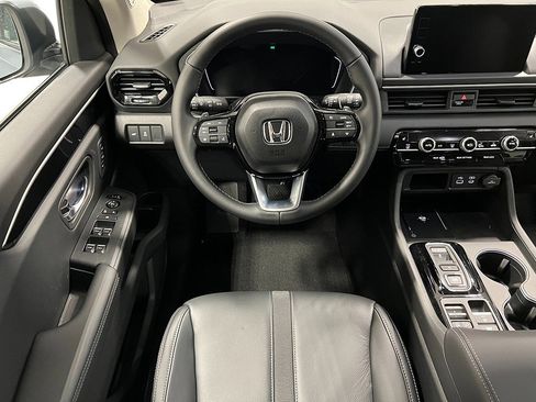 New 2025 Honda Pilot Touring image 25