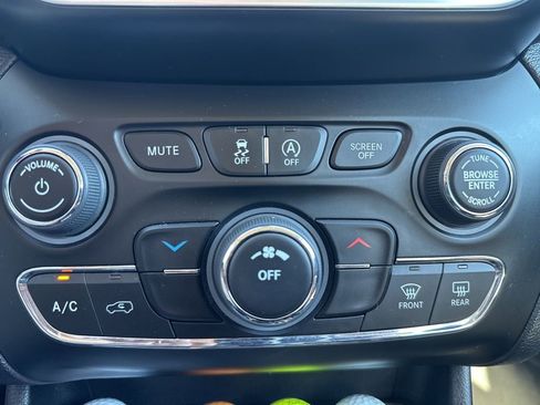 Used 2020 Jeep Cherokee Latitude Plus image 8