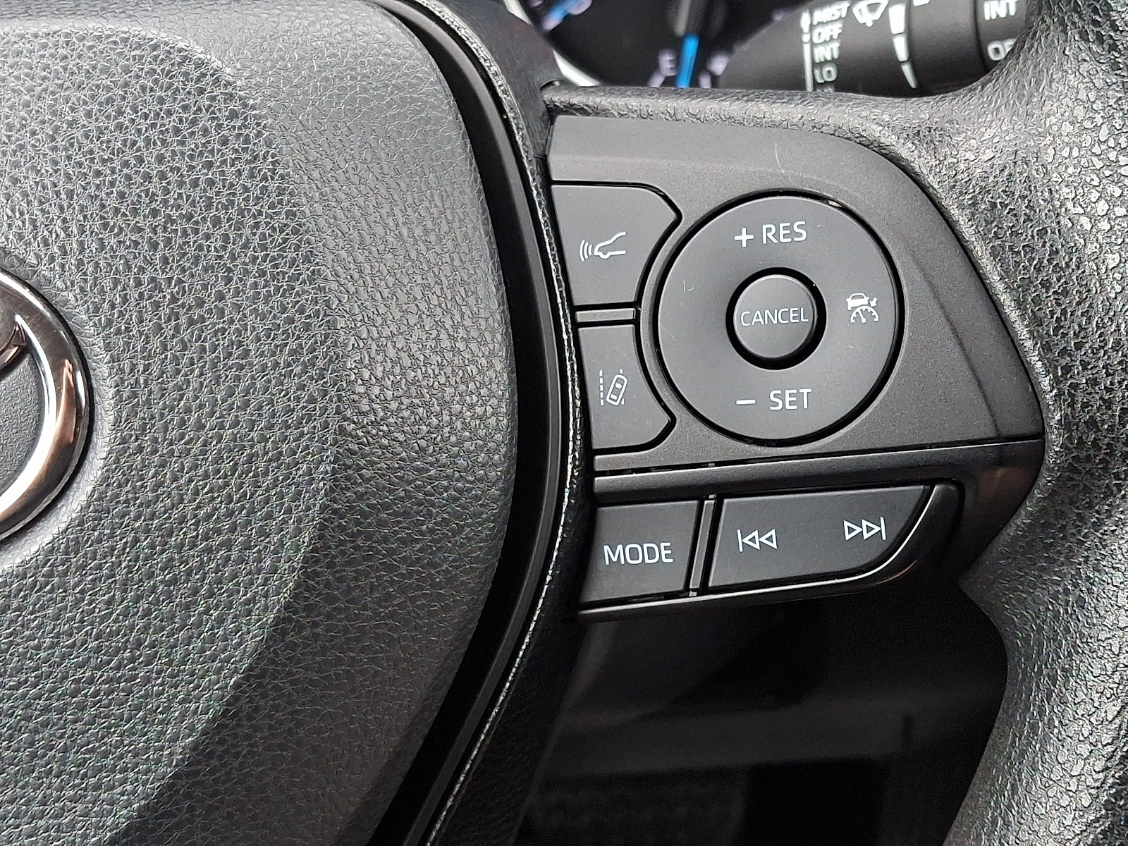 Used 2021 Toyota RAV4 XLE AWD/4WD image 21