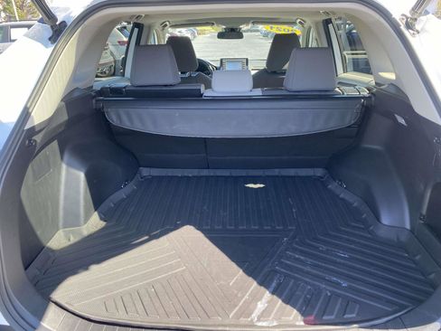 Used 2021 Toyota RAV4 XLE w/ Convenience Package FWD image 10