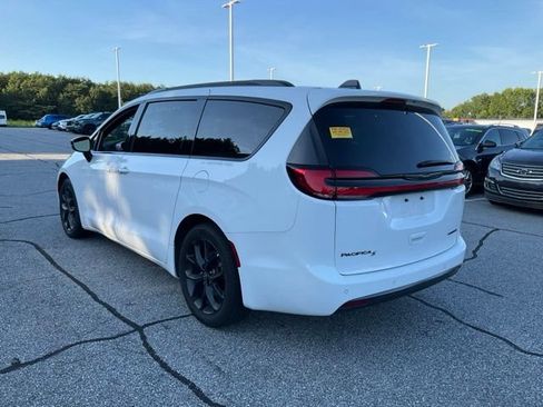 Used 2025 Chrysler Pacifica Limited FWD image 5