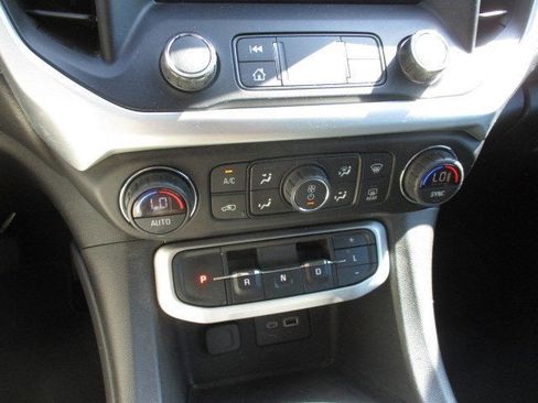 Used 2021 GMC Acadia SLE image 24