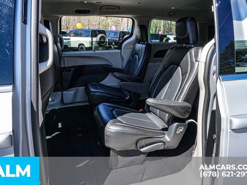 Used 2024 Chrysler Pacifica Touring-L image 21