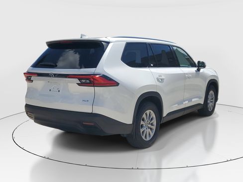 Used 2024 Toyota Grand Highlander XLE image 3