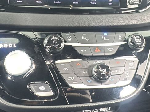 Used 2025 Chrysler Pacifica Select image 29