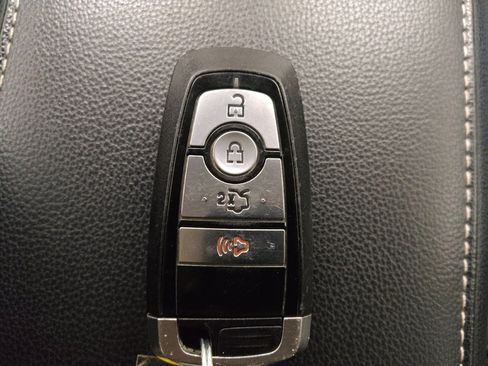 Used 2019 Ford Fusion SE FWD image 32