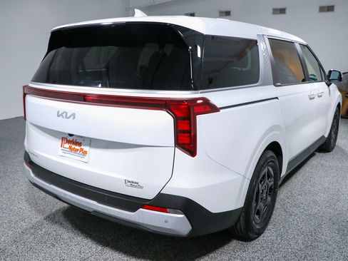 Used 2025 Kia Carnival FWD image 7