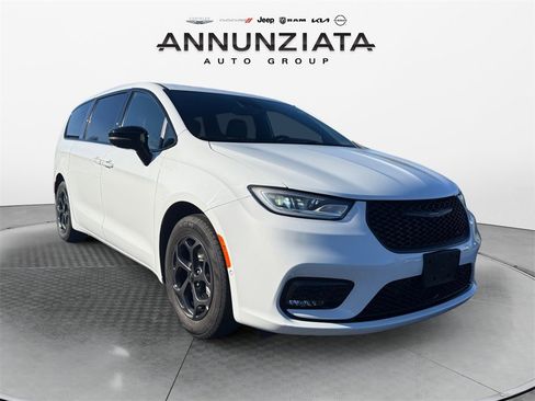 Used 2023 Chrysler Pacifica Limited w/ Uconnect Theater Family Group image 7