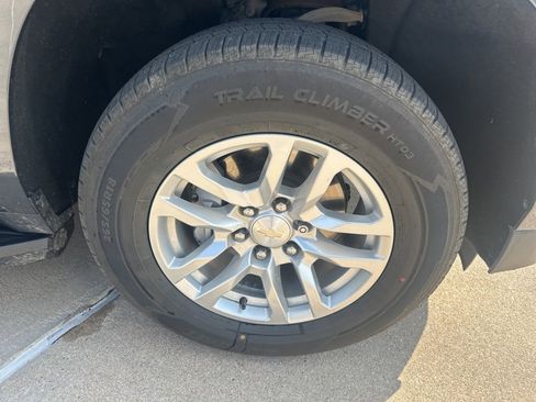 Used 2021 Chevrolet Suburban LT image 9