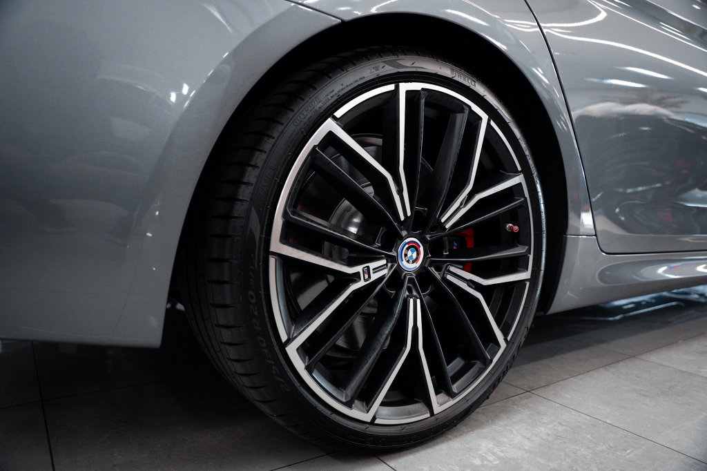 Used 2023 BMW M550i xDrive w/ Executive Package AWD/4WD image 7